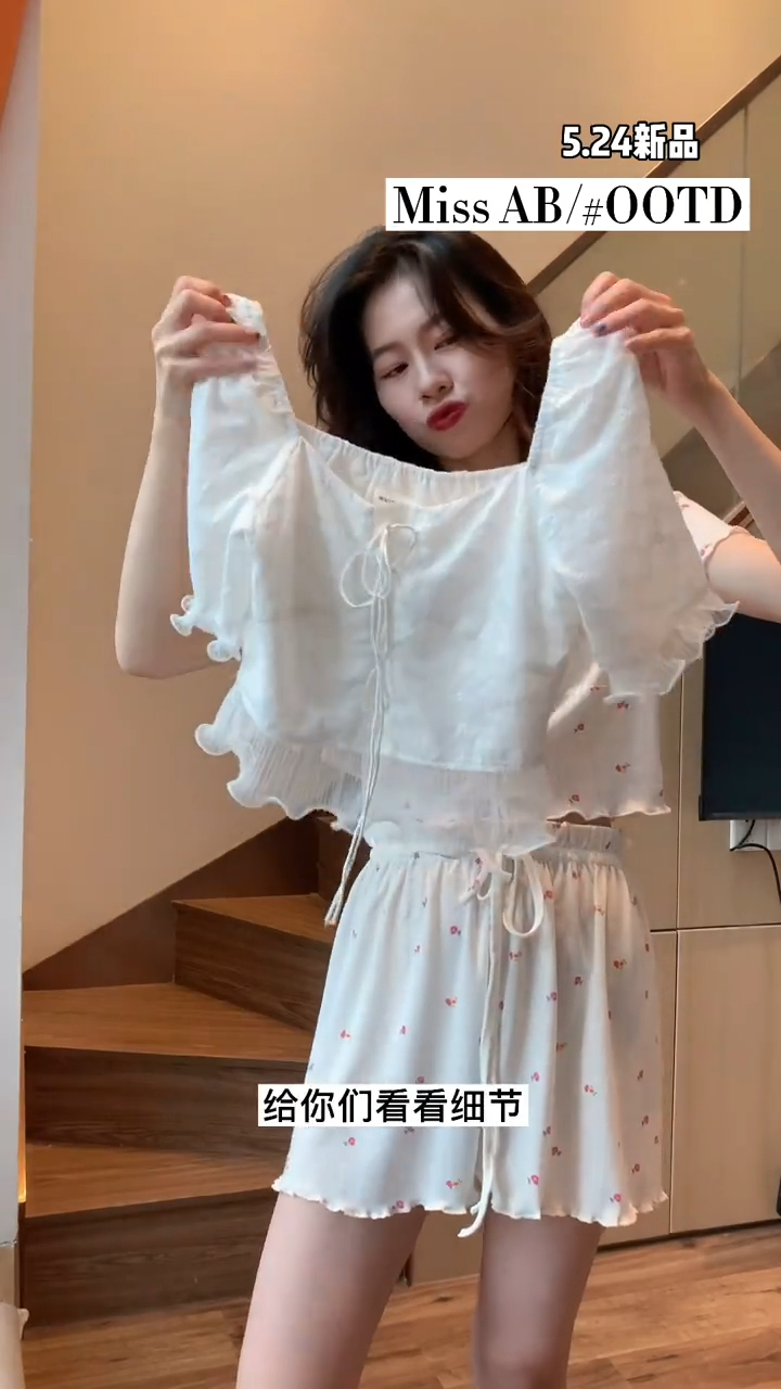 跟着jennie学穿搭绝美刺绣短T凸显好身材