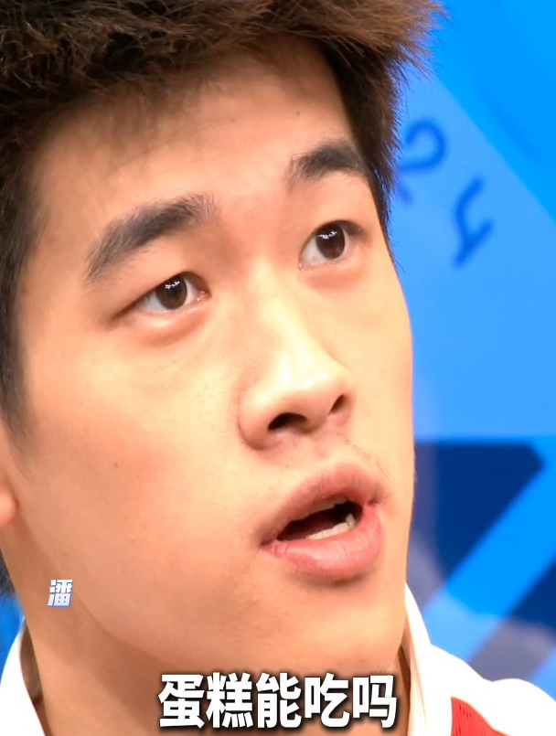 耿直boy潘展乐在总台过20岁生日,看到生日蛋糕直接问:可以吃吗?答案让他很意外