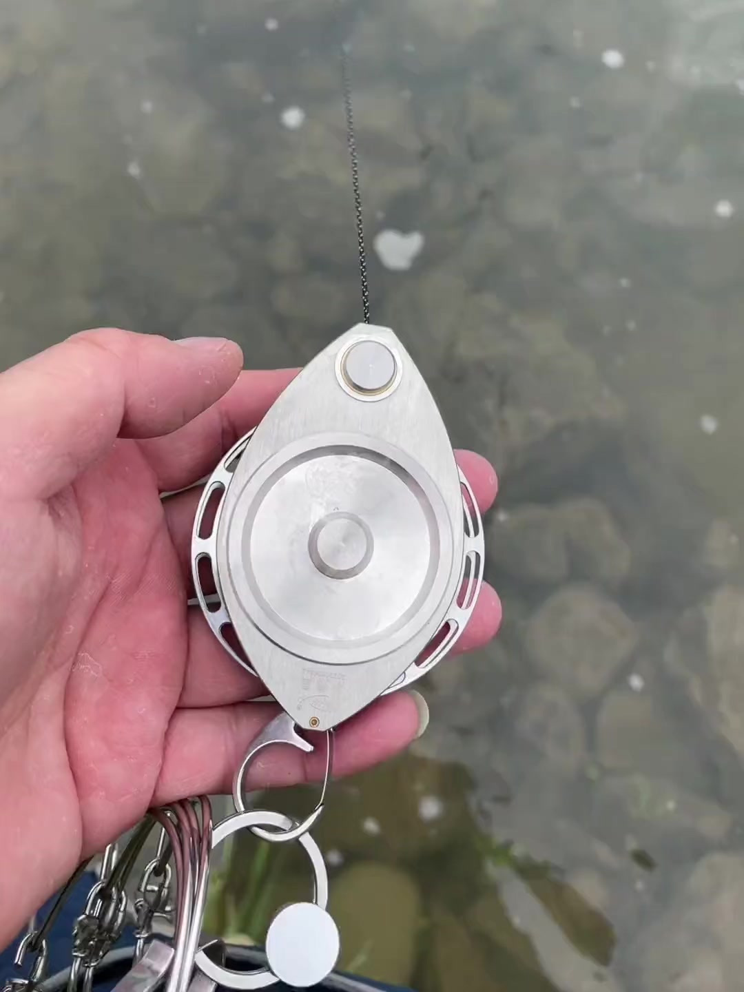 一级老钓友研发的“不锈钢鱼扣鱼锁地插”,省力提鱼,太厉害了