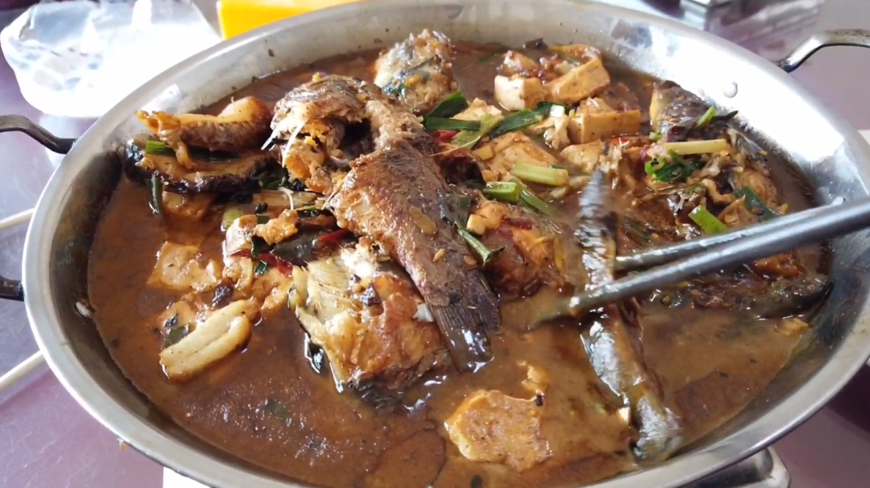 乡村大厨,用五六种小杂鱼,加大茴乱炖一盆,香咸辣,好吃