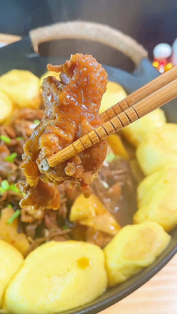 铁锅炖柴鸡贴饼子,太香了,一家子吃美了,河北农村大锅菜有多香