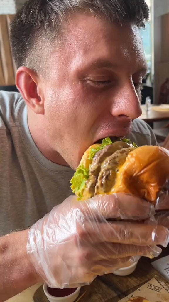 不愧是奥特曼汉堡,太好吃了