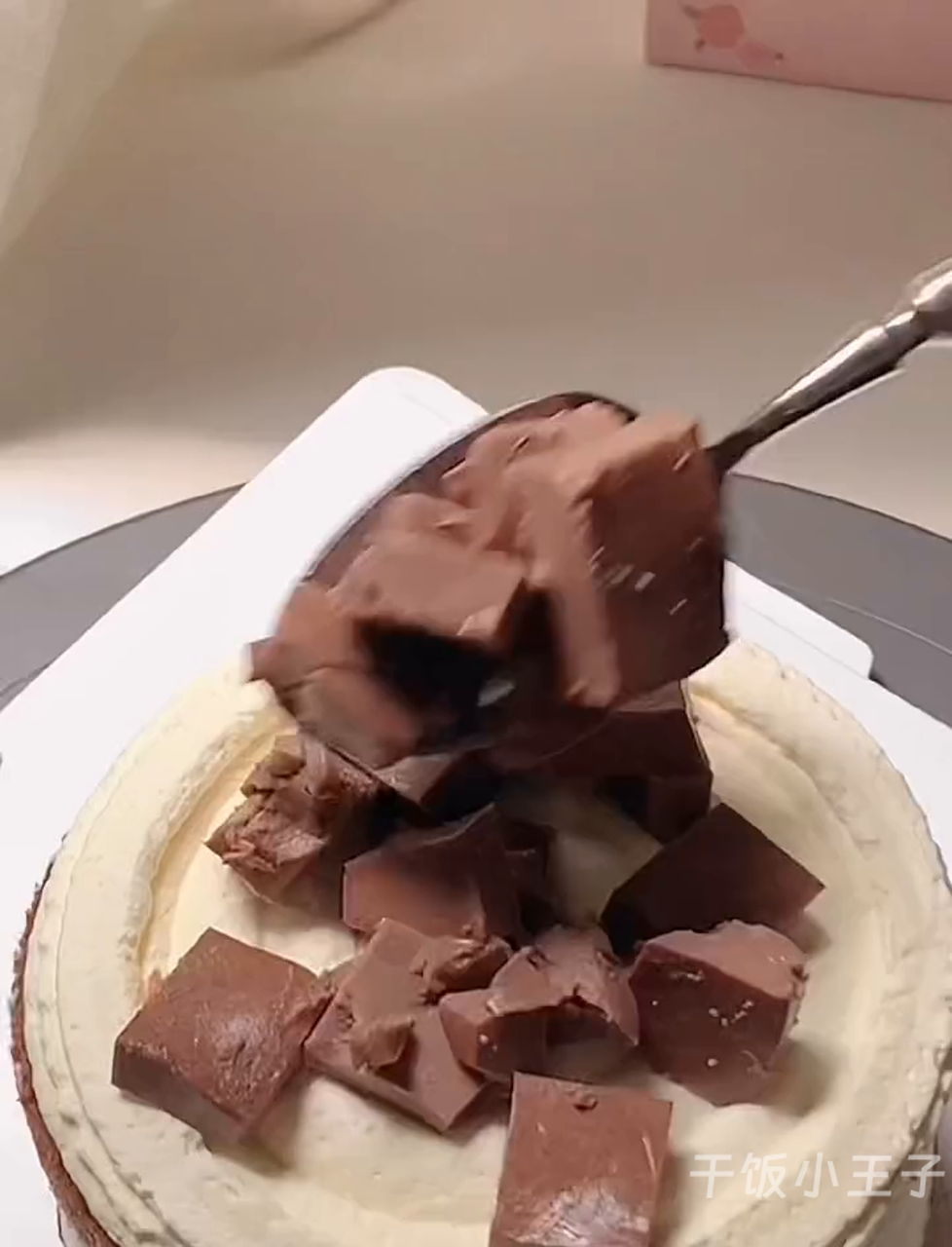 这小孩儿脑袋里全是巧克力