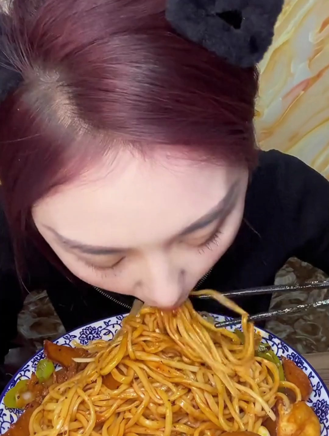 第一个是土豆牛肉拌面,第二个是番茄鸡蛋炒刀削面