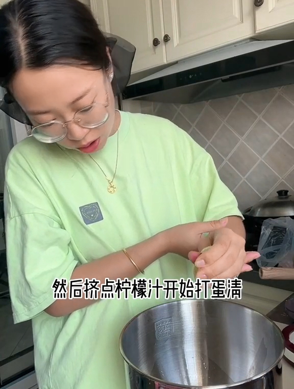 今天给小朋友做了黑芝麻蛋糕卷,浓浓的黑芝麻香配上奶油
