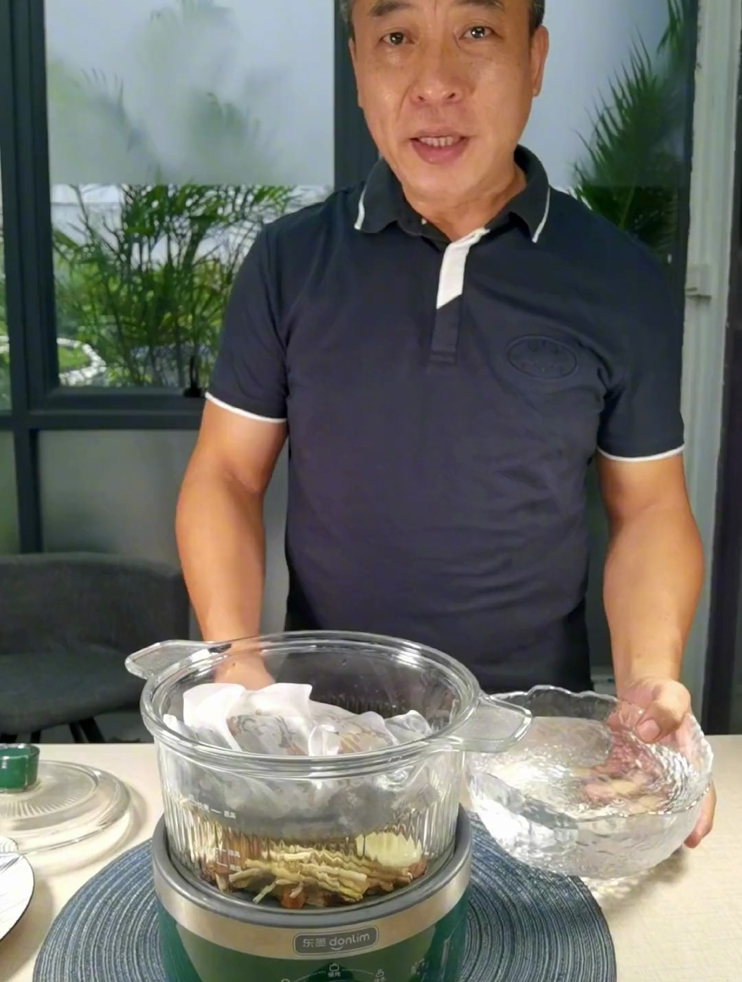 广东夏天暑湿闷热的天气,来一煲土茯苓鲫鱼汤,成个人精神晒