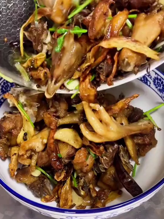 莱芜干炒鸡就是好吃,特别是里面的姜片金黄酥脆,简直太好吃了!
