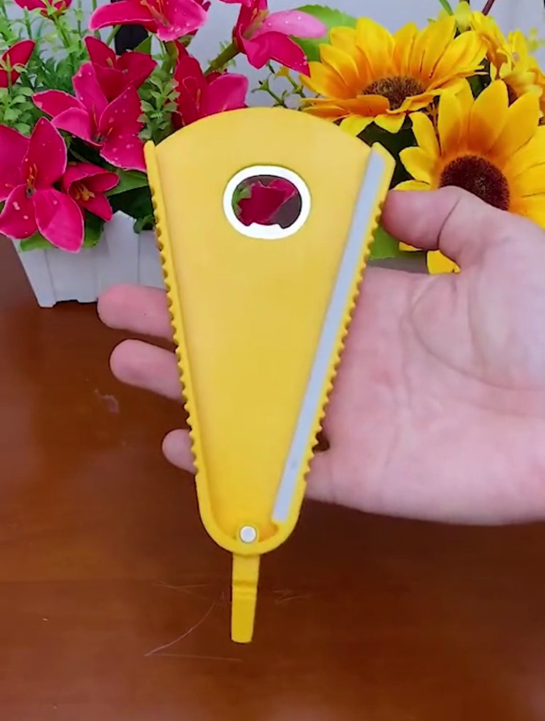 还在为吃罐头不好开盖而烦恼吗?用这个,三秒搞定