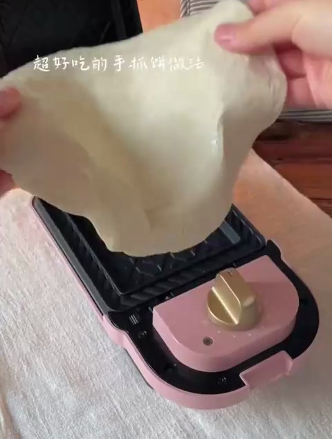 手抓饼又一个新吃法来啦,芝士肉松鸡蛋火腿肠,酥皮料足,超好吃