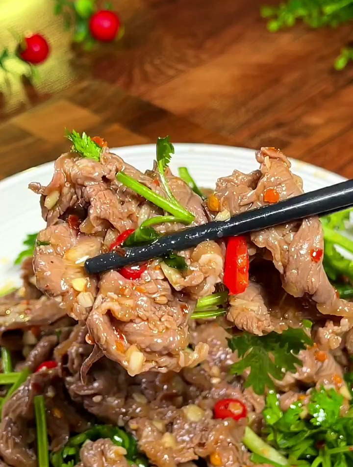香菜牛肉,凉拌牛肉的家常做法,又香又辣,天天吃都不腻