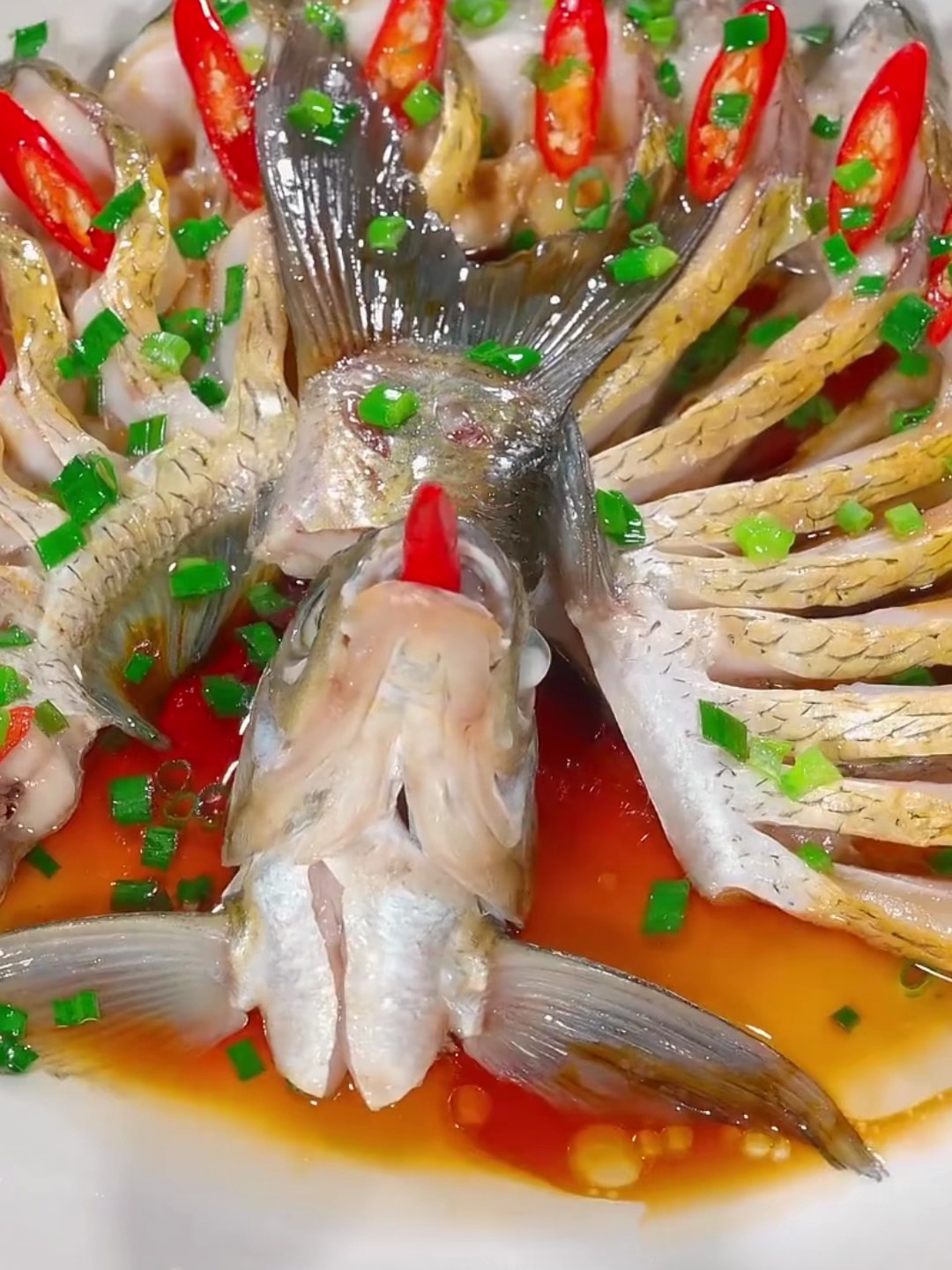 清蒸鱼很多人喜欢吃,学会我这个做法,好吃又好看