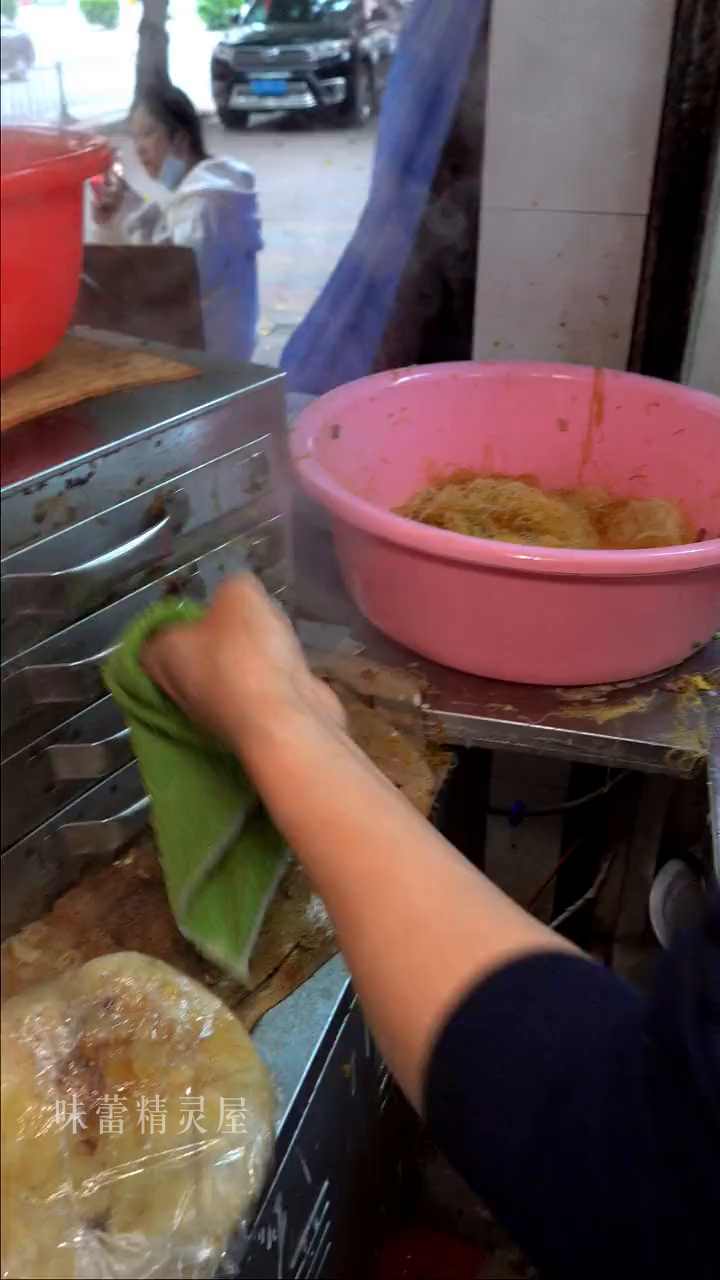 广东街边的香菇肠粉,腌椒.泡菜.香菇酱小料超多随便加!这一碗真是划算又好吃太香了!