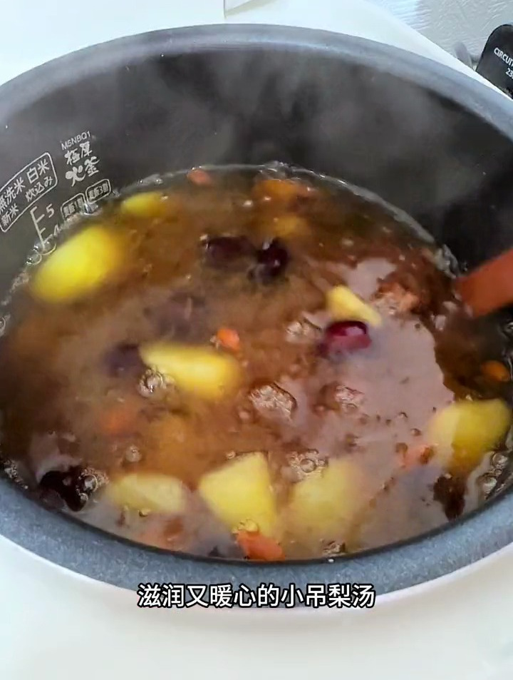 适合冬天的饮品:小吊梨汤,喝完浑身暖暖的