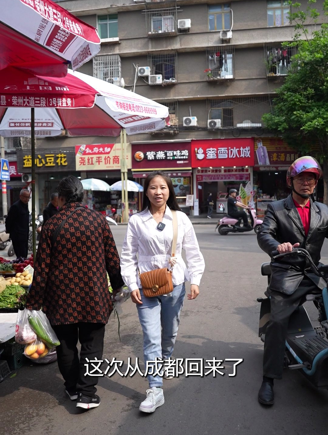 桃子姐回娘家,做一盘钵钵鸡捞汁小海鲜,吃得津津有味