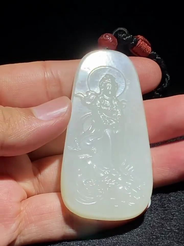 观音菩萨·鱼蓝观音玉牌,肉质细腻、油润好、洒金皮、白如凝脂