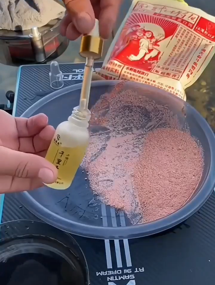 冬天钓大板鲫,天气太冷鱼儿不开口怎么办?增加饵料香味更聚鱼!