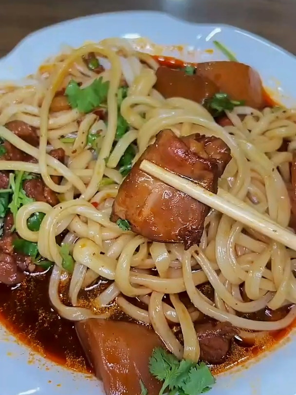 山西运城街头特色美食大盘鸡拌面