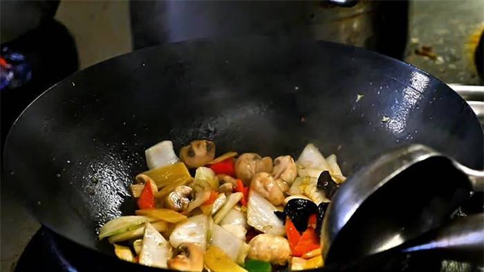 菜炒咸了不用愁!不放水不加糖,一分钟去除咸味,放再多盐都不怕