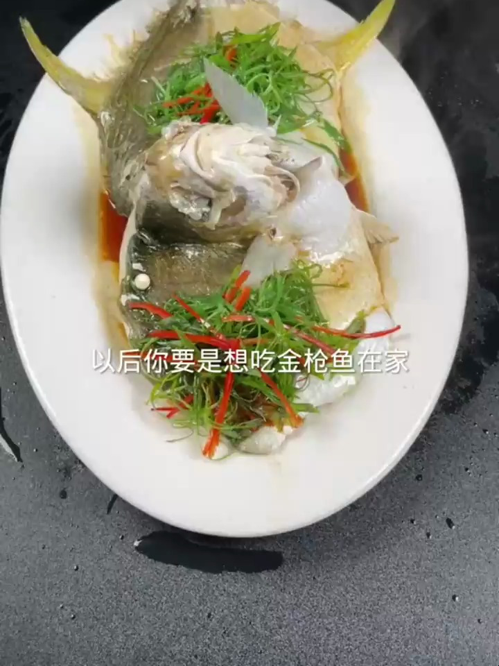清蒸金鲳鱼你就这么做,鲜嫩美味,学会了你家人夸你是大厨
