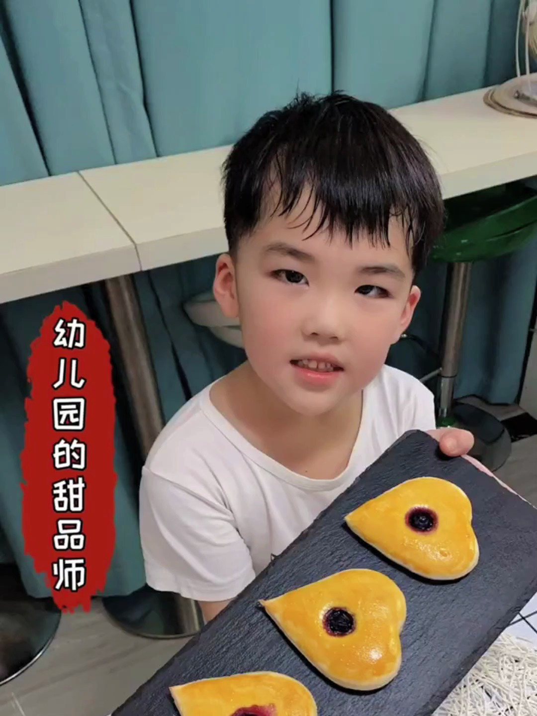 称霸幼儿园的甜点小师傅今天给姐姐又准备了暖心养胃的爱心小饼!