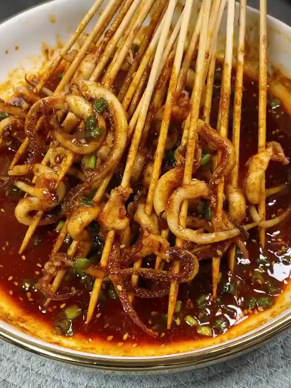 香辣鱿鱼须串串快来撸串啦!吃不上外边买的,就在家自己做吧!