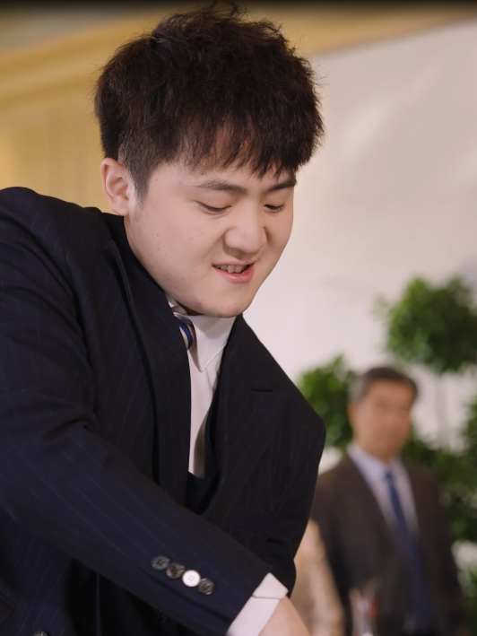 亲舅舅故意给小女孩吃脏鸡腿,还要勒死她?