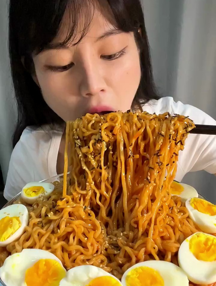 挑战吃三倍辣火鸡面怎么感觉比上次吃要辣,三养确实是好吃的