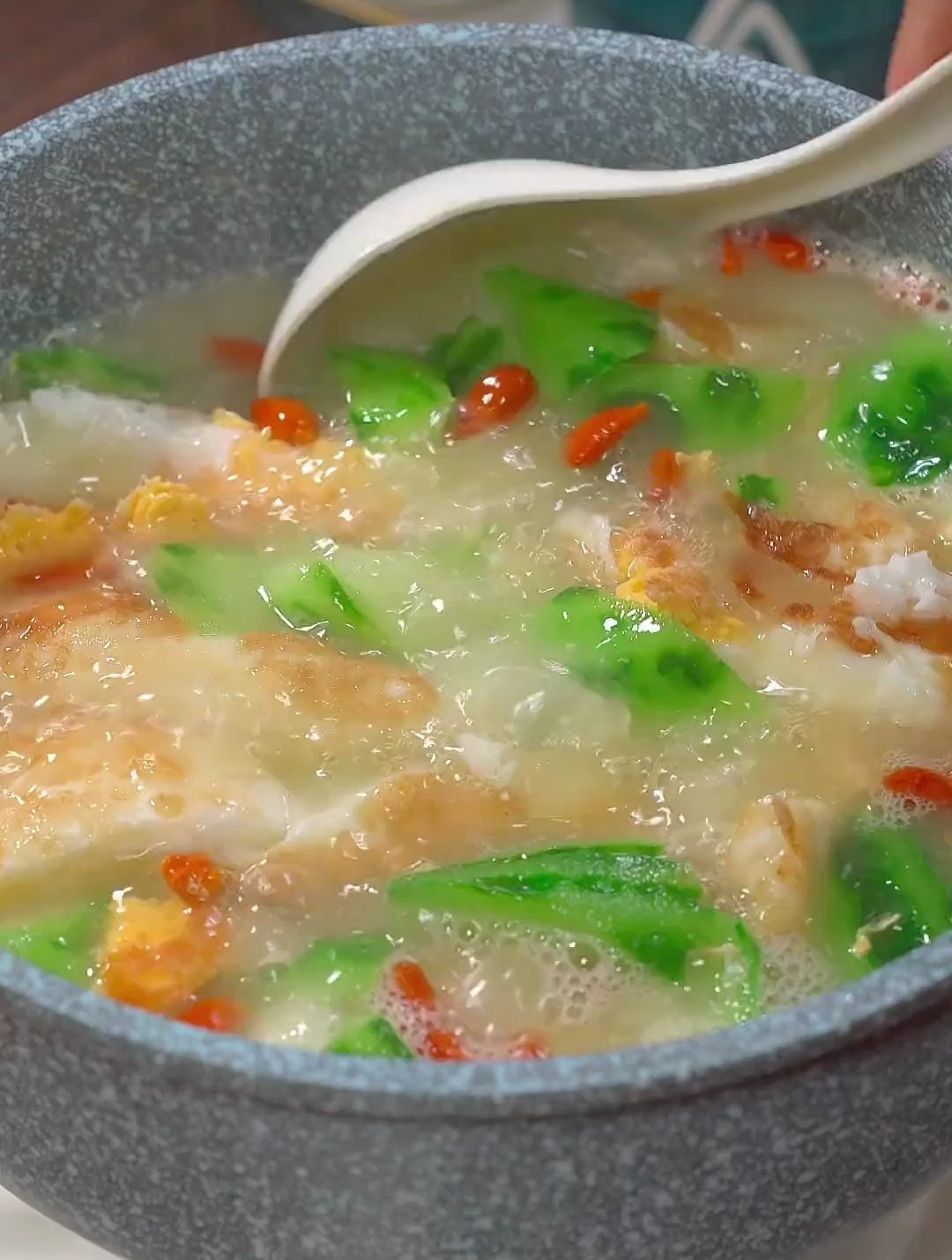 丝瓜鸡蛋汤,简单又好喝,十分钟搞定。丝瓜汤