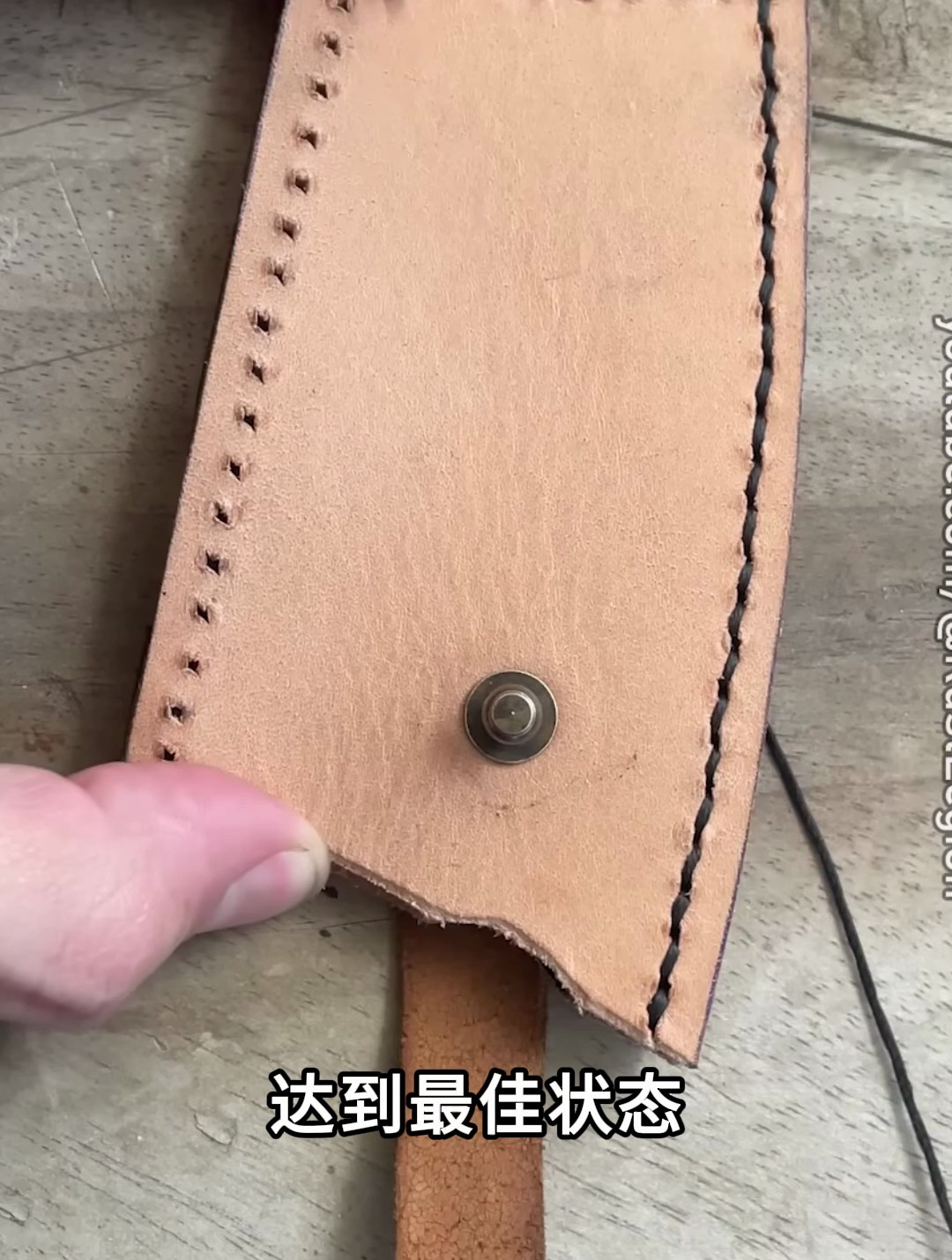 铁匠制作迷你切肉刀的皮套,制作好后太好看了