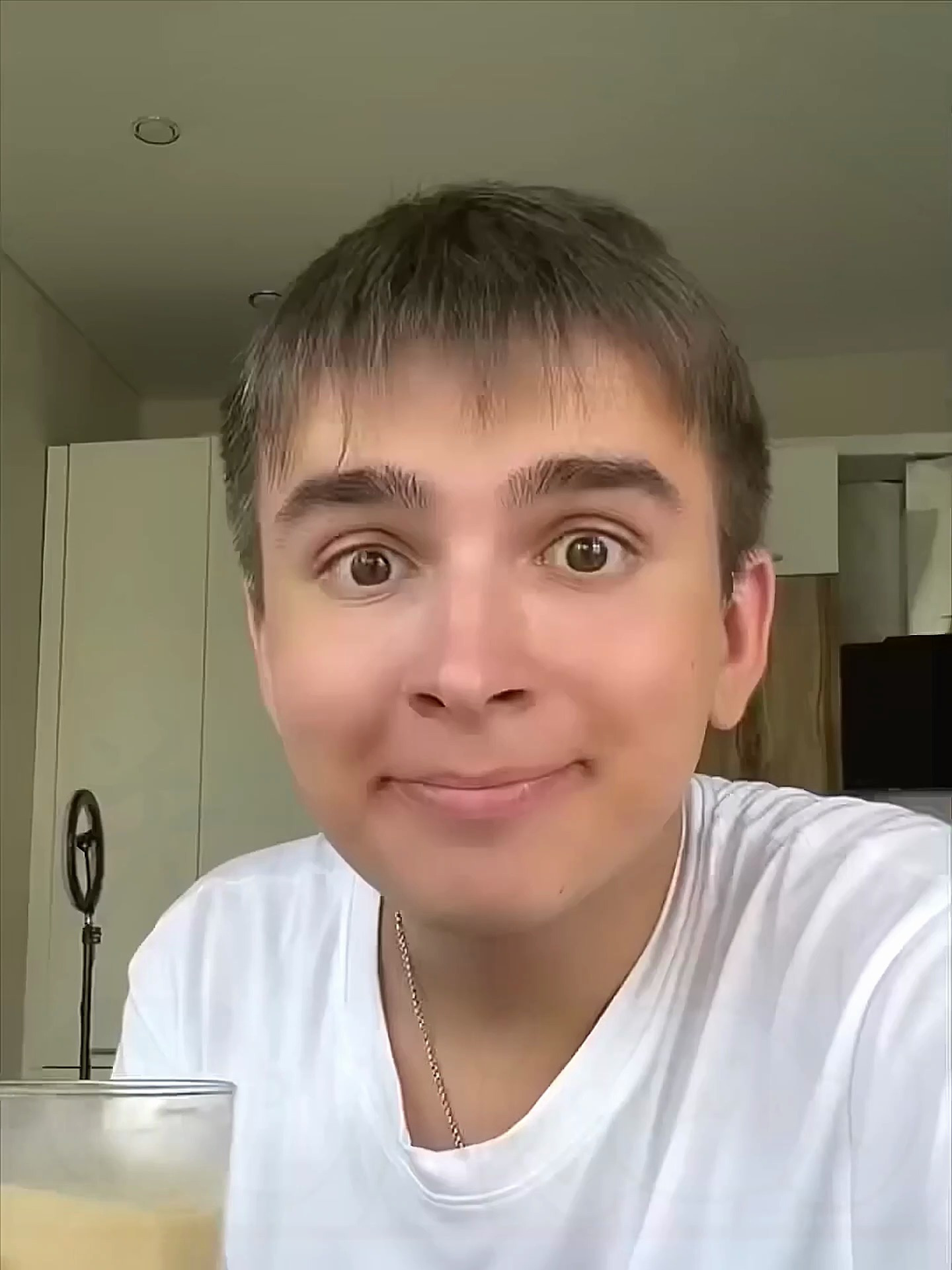 解压视频:跟着小姐姐解锁喝奶茶的新方法