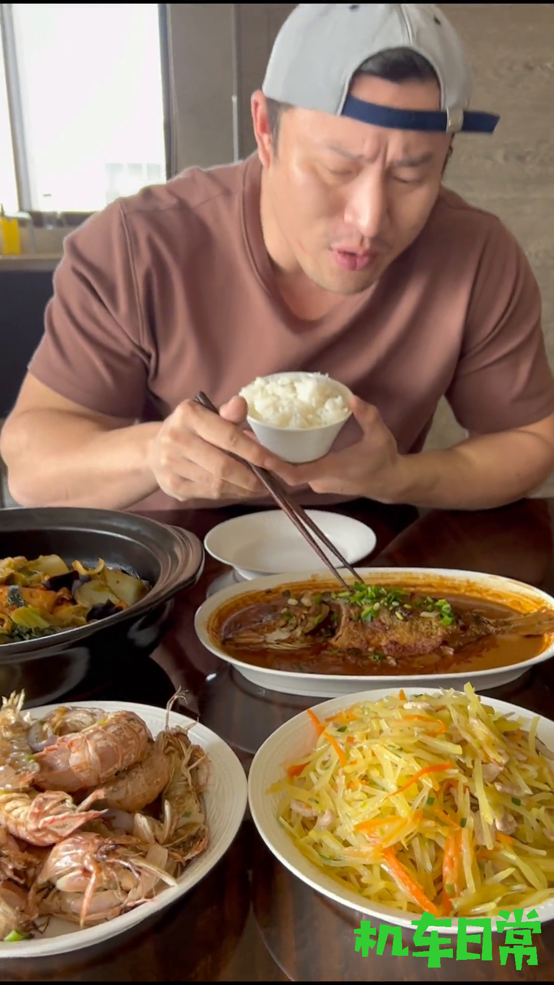 红烧桂鱼,炒土豆丝,椒盐皮皮虾,豆腐白菜锅
