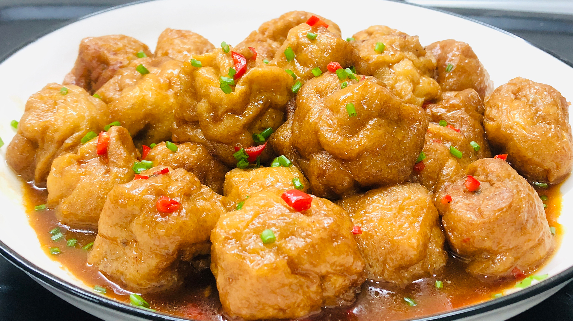 油豆腐酿肉，简单一做，咬一口汤汁满满，肉嫩鲜香，一口一个真香