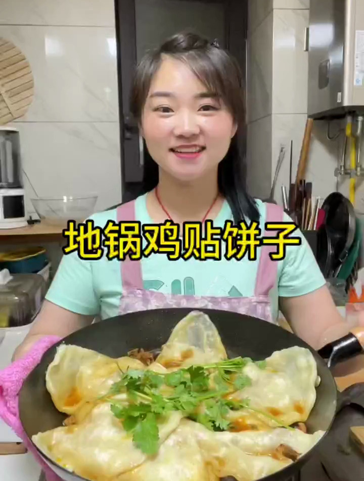 地锅鸡贴饼子,鸡肉软烂脱骨,饼子筋道香,一家人围一起吃可美