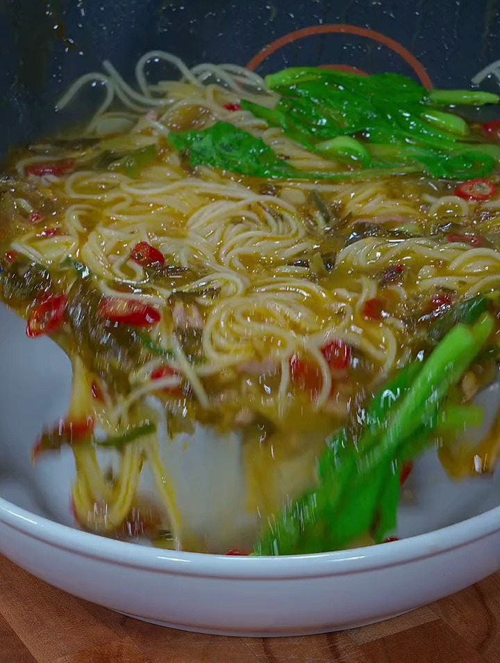 百吃不厌的酸菜肉丝面