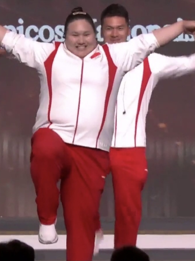 太可爱了!李雯雯摆功夫熊猫五连拍,162斤炫金鸡独立,稳稳当当