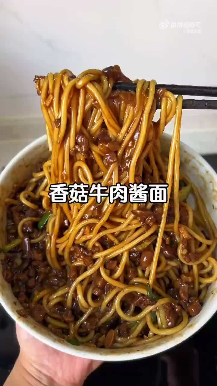 谁能拒绝这碗浓郁的香菇肉酱面,家庭做法太简单了!