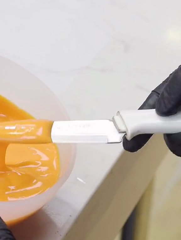 简约羽毛装饰增加蛋糕的高级感