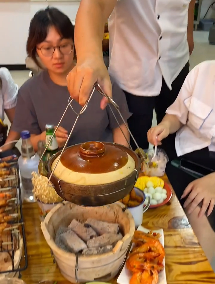 港式打边炉来喽!走地清远鸡,加上熬制成精华的浓郁金汤