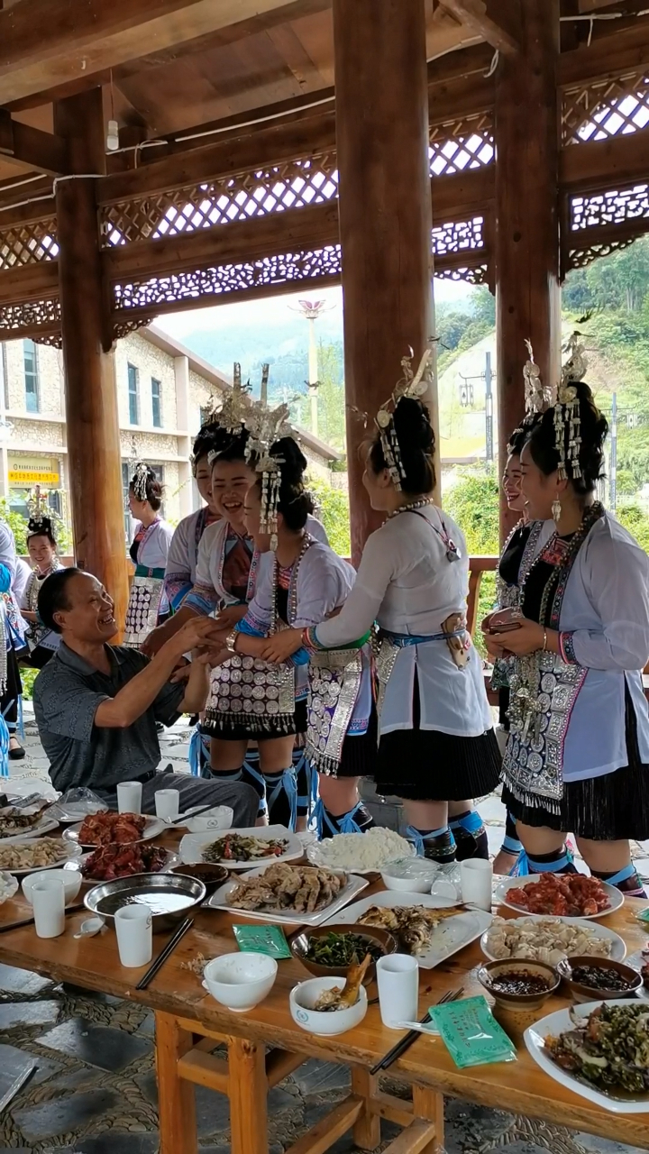 多彩贵州,神秘从江侗族敬酒歌,米酒香,满桌腌鱼、牛瘪原生态好菜,侗族歌声好听