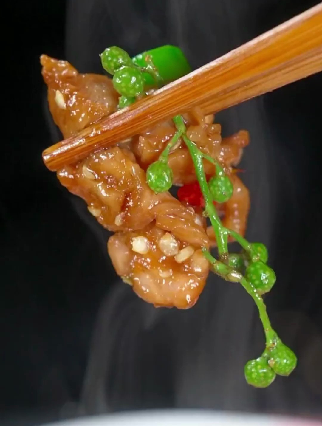 1把辣椒,2个鸡腿,3分钟做成鲜椒鸡,麻辣鲜嫩又下饭