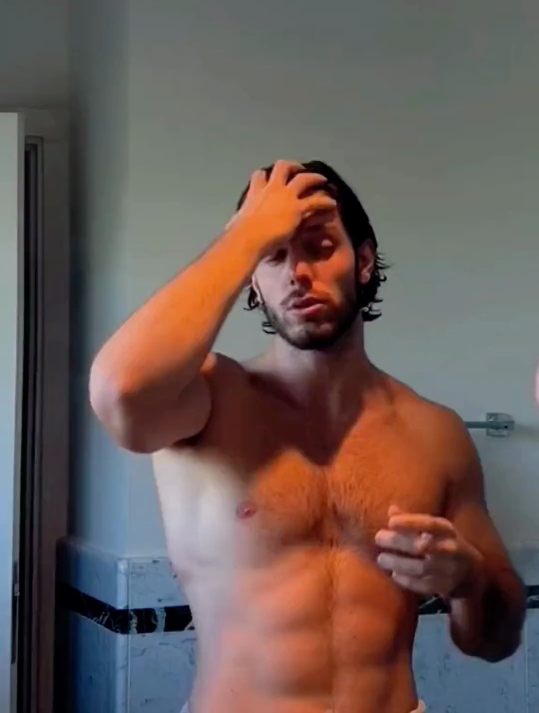 欧美的肌肉男,这帽子戴的太有型了!