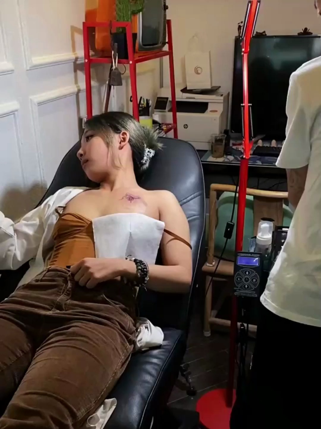 美女是个狠人,竟然在胸前纹这纹身,一定有着特殊意义