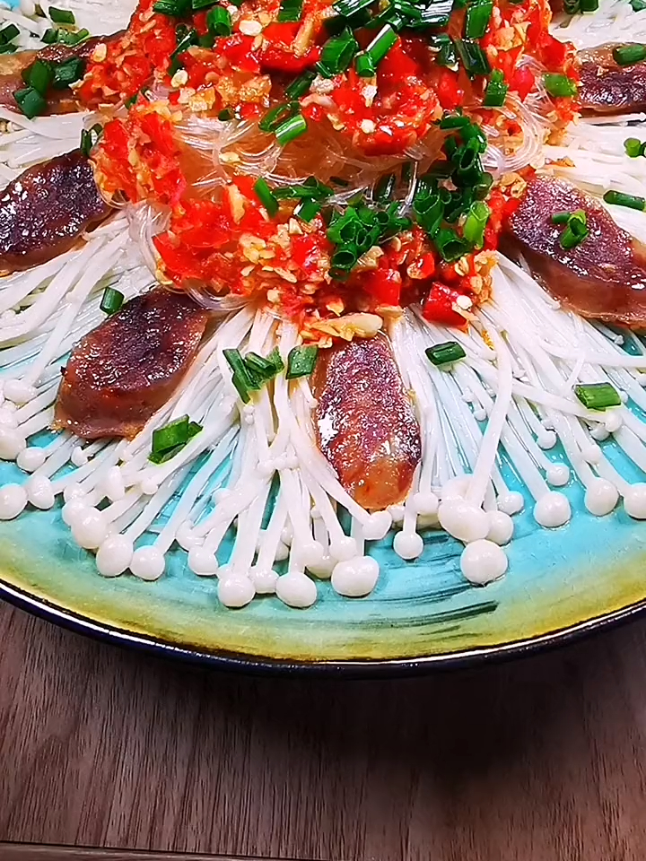 家常菜谱100道:剁椒蒜蓉金针菇,简简单单的上锅蒸就好了