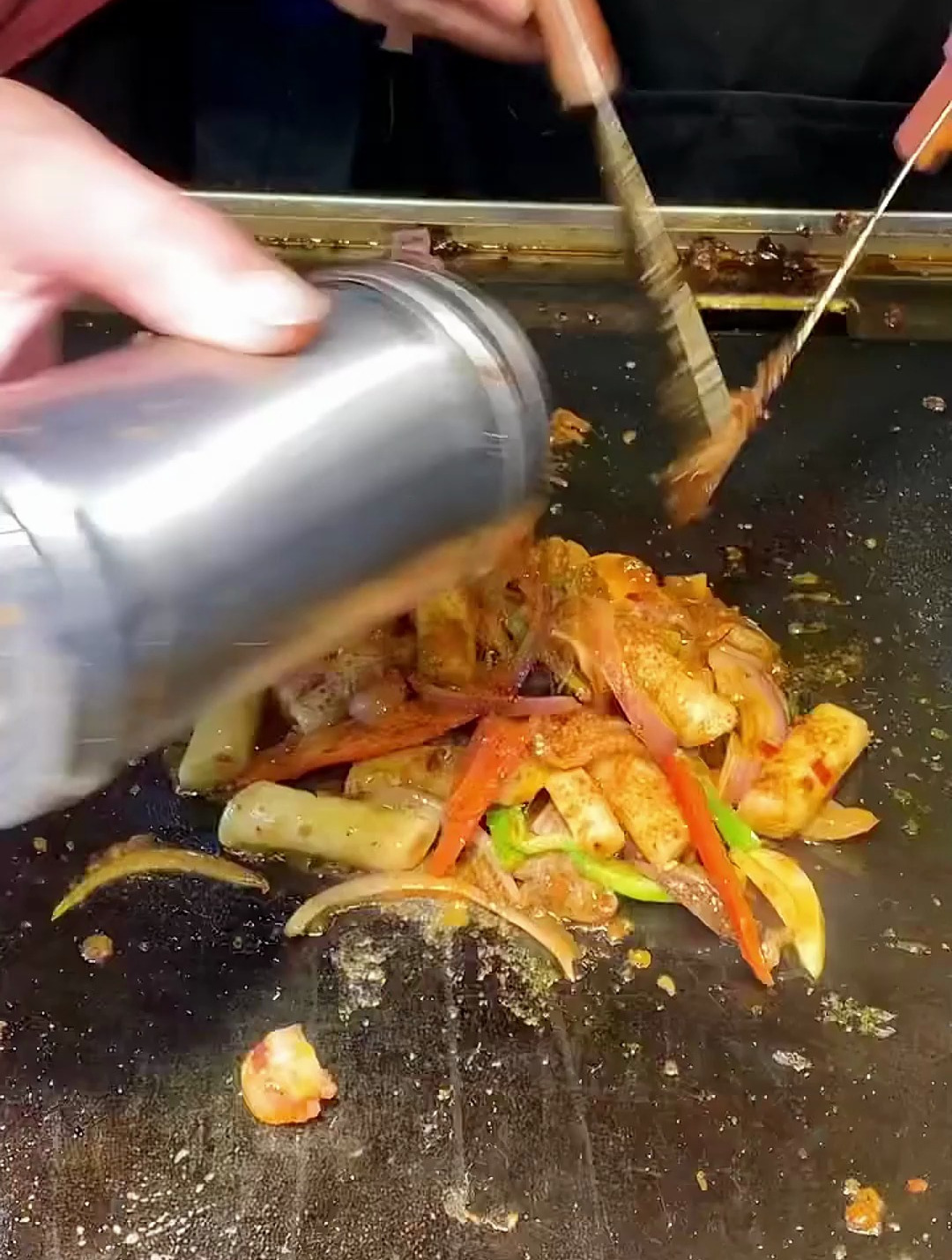 风靡街头的人气小吃“铁板鱿鱼炒年糕”,软嫩弹牙还入味
