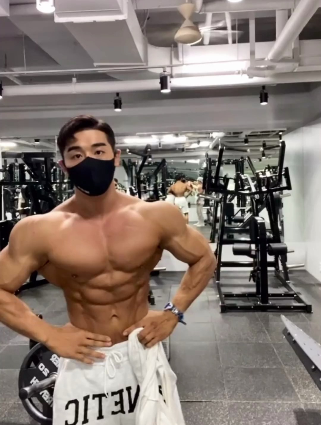 帅气的肌肉男,这身材小姐姐们喜欢吗?