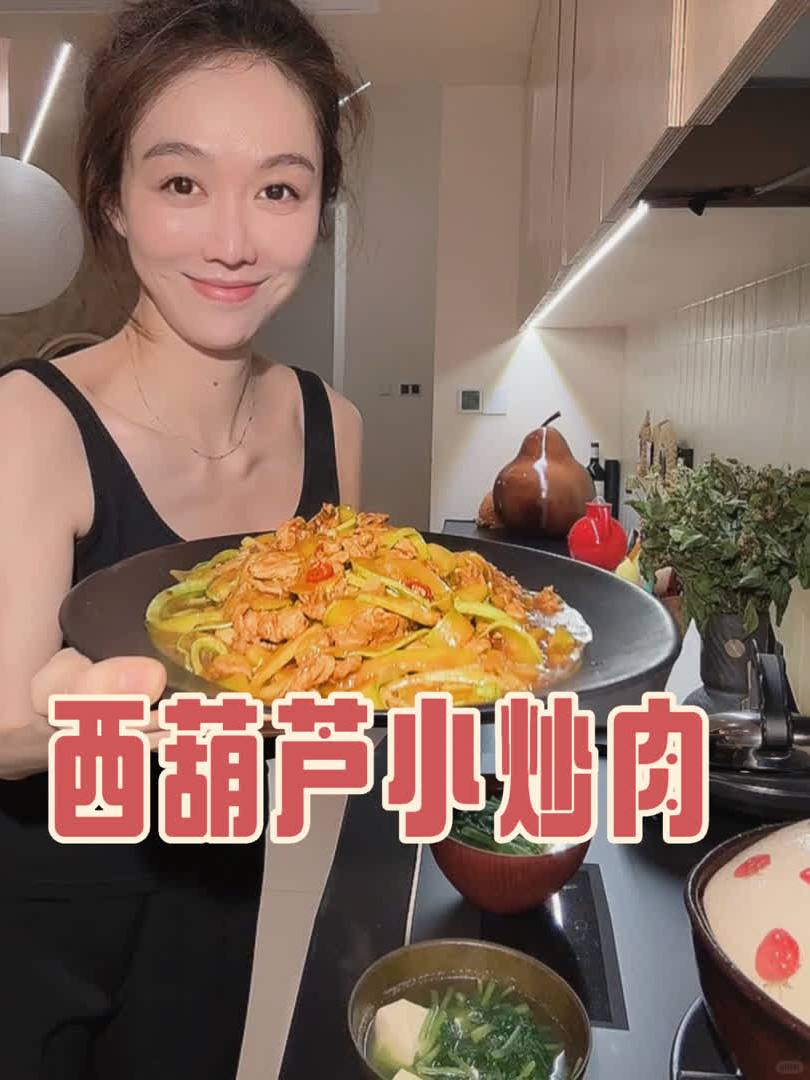 下饭菜～西葫芦炒肉配手揉大馒头+茼蒿豆腐汤