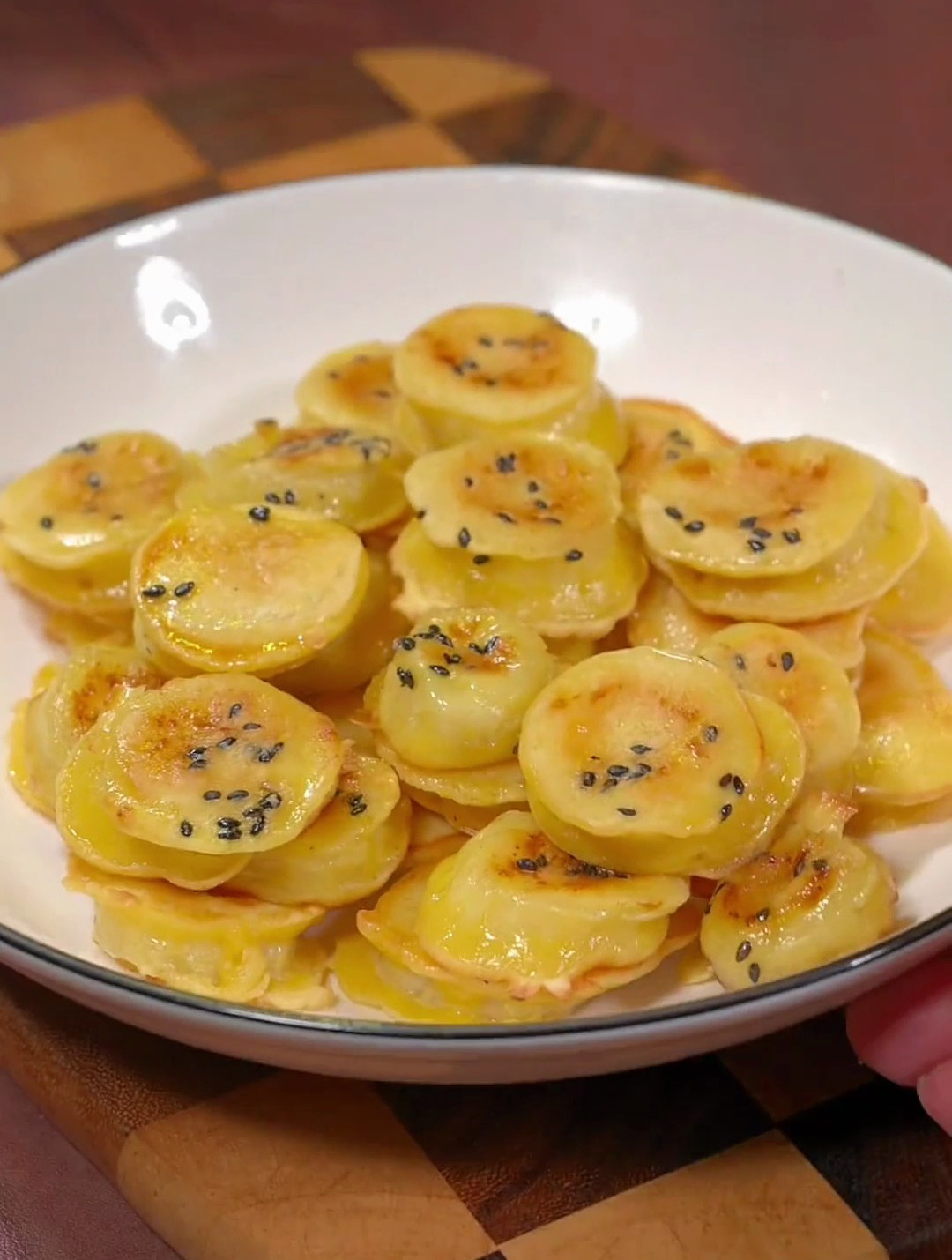 把香蕉做成小饼,软糯香甜,孩子们抢着吃