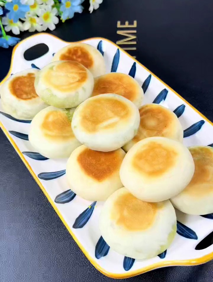 软皮绿豆饼这样做,皮薄馅多,甜而不腻,大人小孩都爱吃!