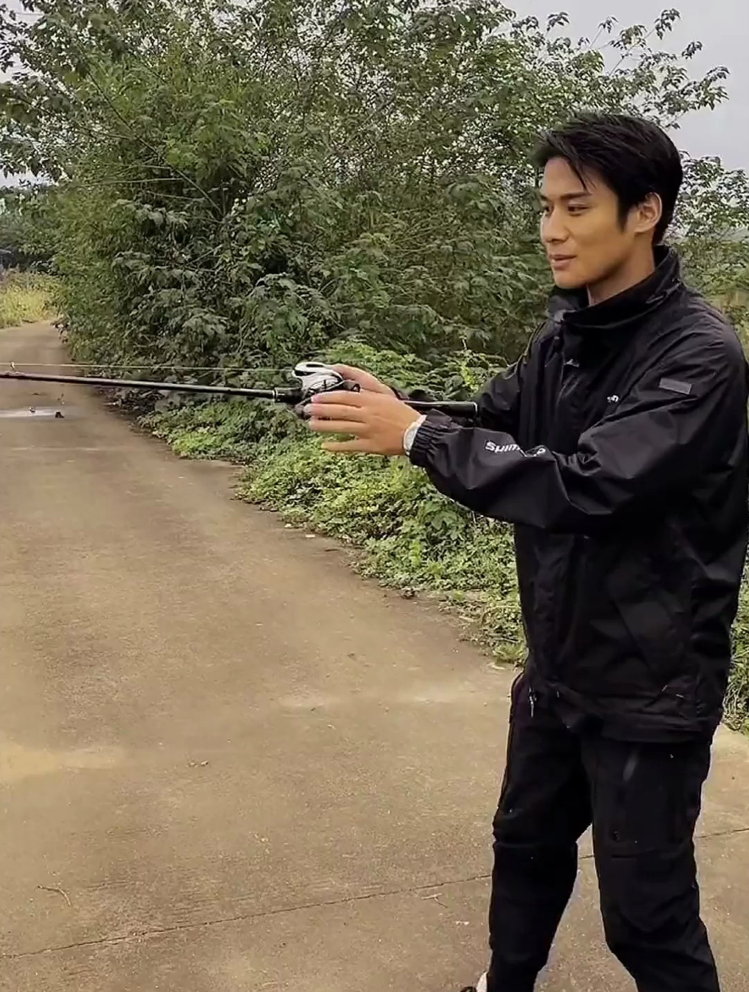 小杨哥这次玩大了大杨哥心爱的鱼竿给掰断了