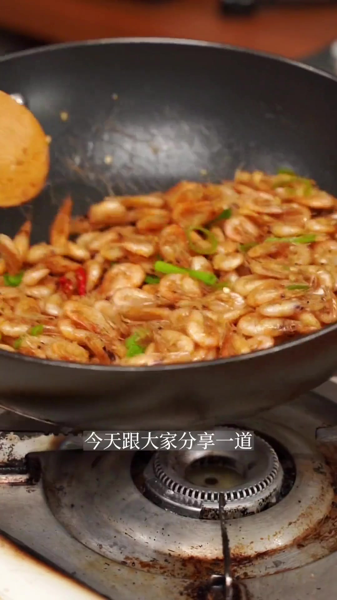 油爆虾,料汁和火候极为关键,口感外酥里嫩,口味鲜甜!